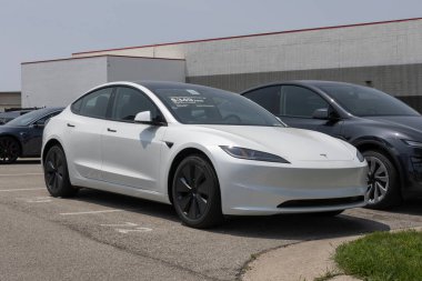 Indianapolis - 1 Haziran 2025: Tesla Model 3 bir galeride sergilenmektedir. Tesla 363 mil uzunluğundaki atış menziline sahip Model 3 'ü sunuyor. MY:2025