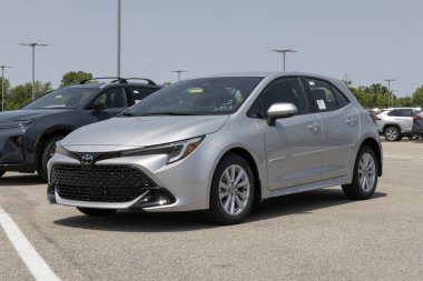 NoBlesville - 1 Haziran 2025: Toyota Corolla Hatchback SE 5 kapılı ekran. Toyota, Corolla 'ya 2.0L VVVT 4 silindirli motor sunar. MY:2025