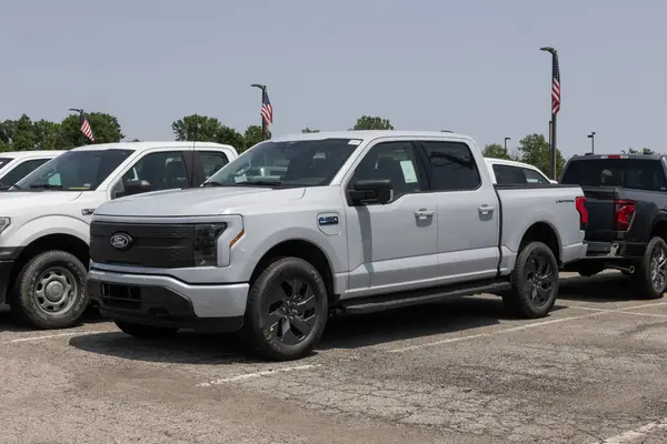 Fishers - 1 Haziran 2025: Ford F-150 Lightning 4X4 Supercrew ekran. Ford, F150 Lightning EV 'ye 240 mil uzunluğunda bir sürüş alanı sunuyor. MY:2025