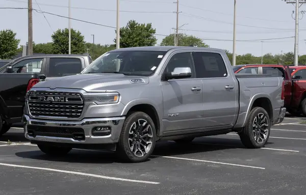 NoBlesville - 1 Haziran 2025 Ram 1500 Longhorn mürettebat taksisi 4X4 pikap görüntüsü. Ram 1500 'ü I6 HO Twin-Turbo motorlu 3.0 HO kasırgası ile sunuyor. MY:2025