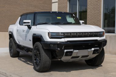Carmel - 10 Haziran 2025: GMC Hummer EV 2X pikap görüntüsü. GMC, Hummer EV kamyoneti ile 311 mil uzunluğunda bir atış alanı sunuyor. MY:2025