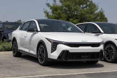 Indianapolis - 10 Haziran 2025: Kia K4 GT-Line Compact Sedan bir galeride sergilenmektedir. Kia K4 'e 2.0L MPI 4 silindirli motor sunar. MY:2025