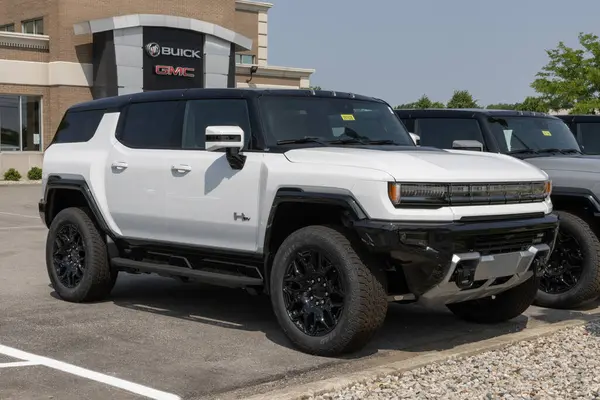 Carmel - 10 Haziran 2025: GMC Hummer EV 2X SUV ekran. GMC, Hummer EV SUV 'ye 303 mil uzunluğunda bir sürüş alanı sunuyor. MY:2025