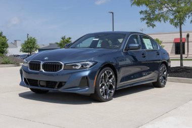 Lafayette - 21 Haziran 2025: BMW 330i xDrive sedan bir galeride sergileniyor. BMW 330i 'yi 2.0L Twin-Power Turbo hafif hibrit motorla sunuyor. MY:2025
