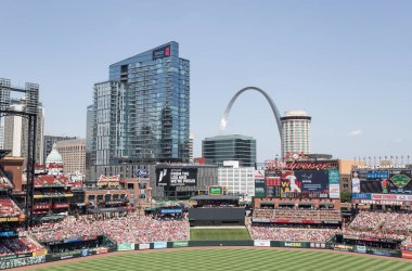 St. Louis - 8 Haziran 2025: Busch Stadyumu, One Cardinal Way Köy Apartmanı, The Gateway Arch ve The Deloitte Binası manzaralı..