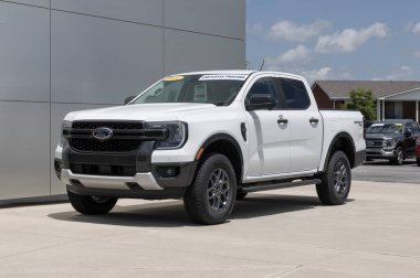 Kokomo - 22 Haziran 2025: Ford Ranger Supercrew 4X4 XLT pikap sergisi bir galeride. Ford, Ranger 'a 2.3L EcoBoost motoru sunuyor. MY:2025
