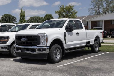 Kokomo - 22 Haziran 2025: Ford F-250 Super Duty SRW 4X4 SuperCab bir galeride sergilenmektedir. Ford, 6.8L DEVCT PFI V8 motorlu F250 'yi sunar. MY:2025
