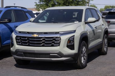 Avon - 22 Haziran 2025: Chevrolet Equinox LT FWD Küçük Aile SUV bir galeride. Chevy, Equinox 'a 1.5L Turboşarjlı motor sunuyor. MY:2026