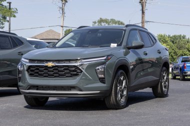 Avon - 22 Haziran 2025 Chevrolet Trax 1LT küçük bir SUV galeride sergileniyor. Chevy, Trax 'e 1.2L Turbo EcoTec motor sunuyor. MY:2025