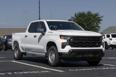 Avon - 22 Haziran 2025 Chevrolet Silverado 1500 Ekip WT 4WD pikap görüntüsü. Chevy, 5.3L EcoTec V8 motorlu Silverado 1500 vermektedir. MY:2025