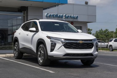 Lafayette - 21 Haziran 2025: Chevrolet Trax 1LT küçük bir SUV galeride sergileniyor. Chevy, Trax 'e 1.2L Turbo EcoTec motor sunuyor. MY:2025