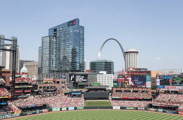 St. Louis - 8 Haziran 2025: Busch Stadyumu, One Cardinal Way Köy Apartmanı, The Gateway Arch ve The Deloitte Binası manzaralı..