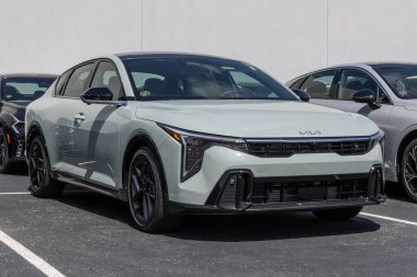 Avon - 22 Haziran 2025 Kia K4 GT-Line Turbo Compact Sedan bir bayilikte. Kia K4 'e 1.6L Turboşarjlı 4 silindirli motor sunuyor. MY:2025