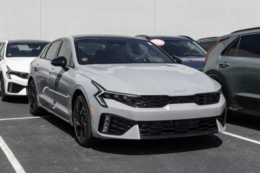 Avon - 22 Haziran 2025: Kia K5 GT-Line AWD Spor Sedan bir galeride. Kia K5 'e 2.5L Doğrudan Enjeksiyon 4 silindirli motor sunar. MY:2025
