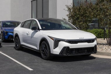 Avon - 22 Haziran 2025 Kia K4 GT-Line Turbo Compact Sedan bir bayilikte. Kia K4 'e 1.6L Turboşarjlı 4 silindirli motor sunuyor. MY:2025