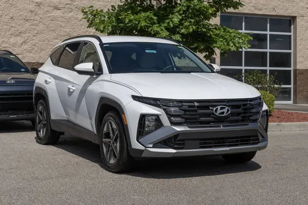 Avon - 22 Haziran 2025: Hyundai Tucson SEL FWD SUV bir galeride. Hyundai, Tucson 'a 2.5L 4 silindirli Smartstream motor sunuyor. MY:2025