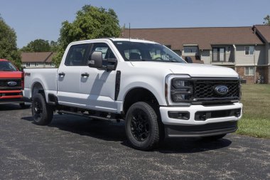 Logansport - 3 Temmuz 2025: Ford F-250 Super Duty SRW 4X4 mürettebat taksisi galeride sergileniyor. Ford, 6.8L DEVCT PFI V8 motorlu F250 'yi sunar. MY:2025