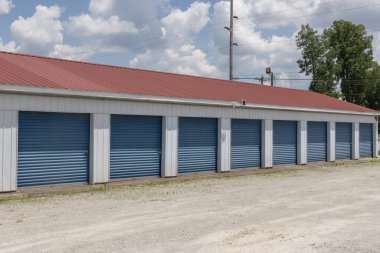 Özel depo ve mini garaj üniteleri. Kişisel depo dolapları güvenli ve güvenli depolama seçenekleri sağlar.