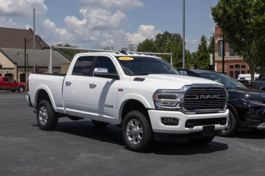 Logansport - 3 Temmuz 2025: Kullanılmış Ram 2500 sergisi bir galeride. Fiyatlandırma endişeleriyle, Ram talebi karşılamak için kontörlü araba alıp satıyor. Benim: 2022