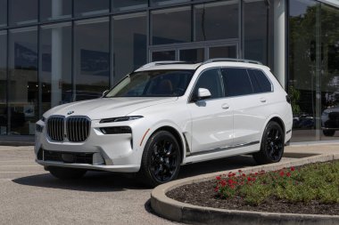 Indianapolis - 8 Temmuz 2025: BMW X7 xDrive40i lüks SUV sergisi bir galeride. BMW X7 'ye 3.0L TwinPower Turboşarjlı motor sunuyor. MY:2026
