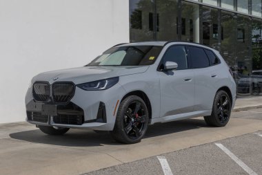 Indianapolis - 8 Temmuz 2025: sertifikalı BMW X3 30 SUV sergisi. Fiyatlandırma endişeleriyle, BMW talebi karşılamak için kontörlü araba alıp satıyor. MY:2025