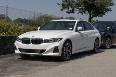 Indianapolis - 8 Temmuz 2025: BMW 330i xDrive sedan bir galeride sergileniyor. BMW 330i 'yi 2.0L Turboşarjlı 4 silindirli motorla sunuyor. MY:2025