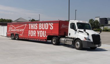 Indianapolis - 8 Temmuz 2025 Budweiser bira dağıtım kamyonu. Budweiser, dünyanın en büyük bira şirketi olan AB InBev 'in bir parçası..
