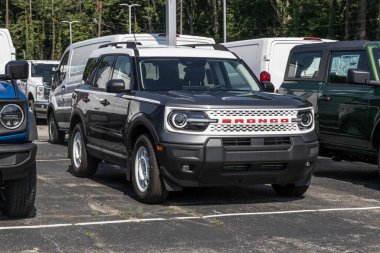 Indianapolis - 8 Temmuz 2025: Ford Bronco Spor Mirası 4X4 bir bayilikte. Ford Bronco 'ya 1.5L EcoBoost 4 silindirli motor sunar. MY:2025