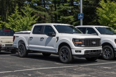 Indianapolis - 8 Temmuz 2025: Ford F-150 4X4 Supercrew bir galeride sergileniyor. Ford 2.7L EcoBoost V6 motorlu F150 'yi sunar. MY:2025