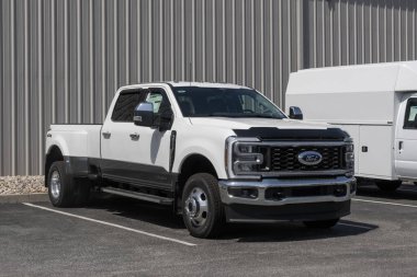 Kokomo - 6 Temmuz 2025: Ford F-350 Super Duty DRW 4X4 Ekip Taksisi. Ford F350 'ye 6.7L' lik bir Power Stroke V8 Diesel motor sunuyor. MY:2025