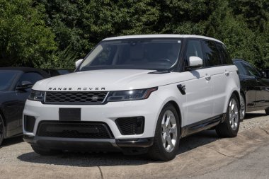 Indianapolis - 8 Temmuz 2025: kullanılmış Range Rover Sport sergisi. Fiyatlandırma endişeleriyle, Land Rover talebi karşılamak için kontörlü araba alıp satıyor. MY:2019