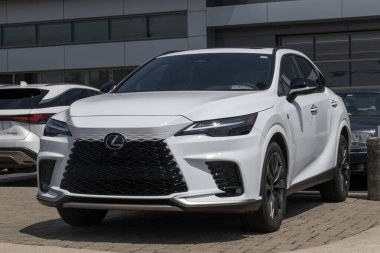 Indianapolis - 8 Temmuz 2025 Lexus RX 350 SUV bir galeride sergileniyor. Lexus, RX350 'ye 275HP Turboşarjlı 2.5L 4 silindirli motor sunuyor. MY:2025