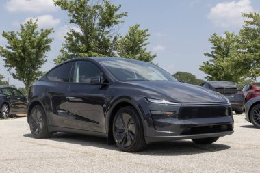 Indianapolis - 8 Temmuz 2025: Tesla Model Y bir galeride sergileniyor. Tesla, Model Y 'ye 327 mil uzunluğunda bir atış alanı sunuyor. MY:2026