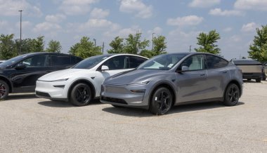 Indianapolis - 8 Temmuz 2025: Tesla Model Y bir galeride sergileniyor. Tesla, Model Y 'ye 327 mil uzunluğunda bir atış alanı sunuyor. MY:2026
