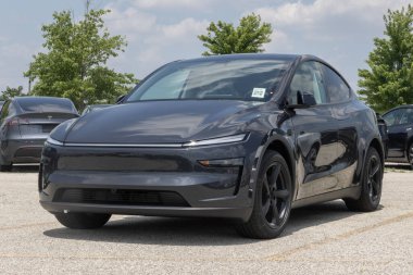 Indianapolis - 8 Temmuz 2025: Tesla Model Y bir galeride sergileniyor. Tesla, Model Y 'ye 327 mil uzunluğunda bir atış alanı sunuyor. MY:2026