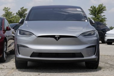 Indianapolis - 8 Temmuz 2025: Tesla Model X bir galeride sergileniyor. Tesla, Model X 'e 335 mil uzunluğunda bir sürüş alanı sunuyor. MY:2025