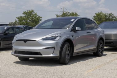 Indianapolis - 8 Temmuz 2025: Tesla Model X bir galeride sergileniyor. Tesla, Model X 'e 335 mil uzunluğunda bir sürüş alanı sunuyor. MY:2026