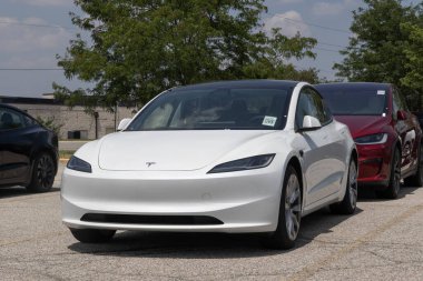 Indianapolis - 8 Temmuz 2025: Tesla Model 3 bir galeride sergileniyor. Tesla 363 mil uzunluğundaki atış menziline sahip Model 3 'ü sunuyor. MY:2025