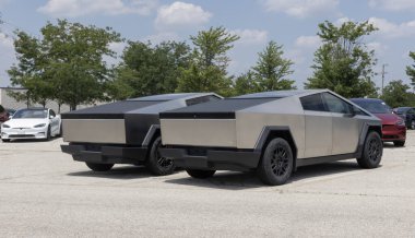 Indianapolis - 8 Temmuz 2025: Tesla Cybertruck bir galeride sergileniyor. Tesla, Cybertruck 'a 334 mil uzunluğunda bir atış alanı sunuyor. MY:2025