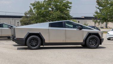 Indianapolis - 8 Temmuz 2025: Tesla Cybertruck bir galeride sergileniyor. Tesla, Cybertruck 'a 334 mil uzunluğunda bir atış alanı sunuyor. MY:2025