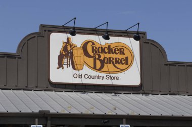 Benzin Şehri - 22 Temmuz 2025: Cracker Barrel Old Country Store Hızlı Gündelik Restoran. Cracker Barrel ev yemeği sunar..
