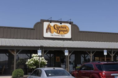 Benzin Şehri - 22 Temmuz 2025: Cracker Barrel Old Country Store Hızlı Gündelik Restoran. Cracker Barrel ev yemeği sunar..