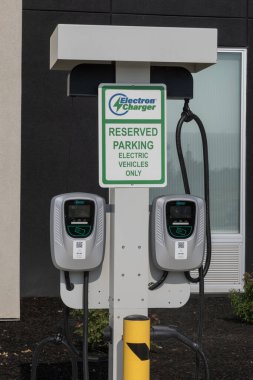 Kokomo - 13 Temmuz 2025 Elektron Şarj İstasyonu. Elektron Şarj takılı araç istasyonları iş otoparklarında ya da ev kullanımında.