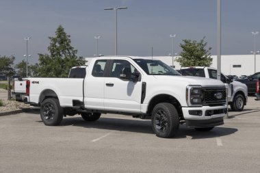 Muncie - 22 Temmuz 2025: Ford F-350 Super Duty SRW 4X4 Super Taksi kamyonet sergisi. Ford 7.3L DEVCT PFI V8 motorlu F350 'yi sunar. MY:2024