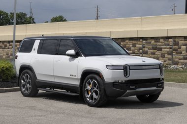 Indianapolis - 15 Temmuz 2025: Rivian R1S Macerası elektrikli SUV sergisi. Rivian, R1S 'ye 352 mil uzunluğunda bir golf sahası teklif ediyor. Benim: 2023