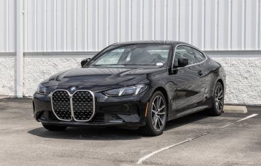 Indianapolis - 1 Ağustos 2025: BMW 4 Serisi 430i xDrive bir galeride sergilenmektedir. BMW, 2.0L TwinPower Turbo 4 silindir motorlu 430i 'yi sunuyor. MY:2025