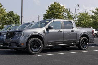 Zionsville - 1 Ağustos 2025: Ford Maverick LOBO bir galeride sergileniyor. Ford Maverick 'e 2.0L 4 silindirli EcoBoost motoru sunuyor. MY:2025