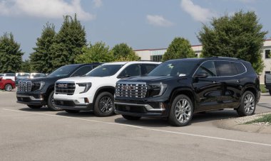 Carmel - 1 Ağustos 2025 GMC Acadia bir galeride sergileniyor. GMC, Yüksekte Acadia, AT4 ve Denali modelleri sunar. MY:2025