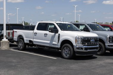 Plainfield - 3 Ağustos 2025 Ford F-350 Super Duty kamyonet sergisi. Ford F350 'ye 6.8L ve 7.3L doğalgaz V8 veya 6.7L Power Stroke V8 dizel sunar..