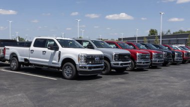 Plainfield - 3 Ağustos 2025 Ford F-350 Super Duty kamyonet sergisi. Ford F350 'ye 6.8L ve 7.3L doğalgaz V8 veya 6.7L Power Stroke V8 dizel sunar..